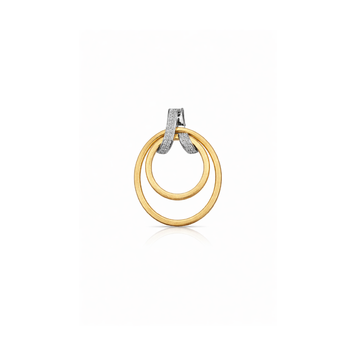 Goldener zweifacher Ringanhänger mit silberner Verzierung, elegantes Design auf weißem Hintergrund.