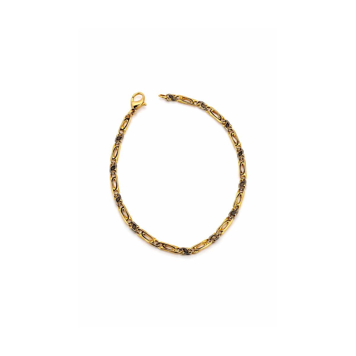 Goldene Gliederkette mit elegantem S-Hakenverschluss auf weißem Hintergrund. Ideal als stilvolles Schmuckstück.