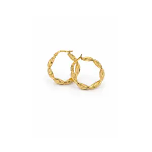 Goldene, gedrehte Creolen-Ohrringe auf weißem Hintergrund. Elegantes Accessoire, perfekt für jeden Anlass.
