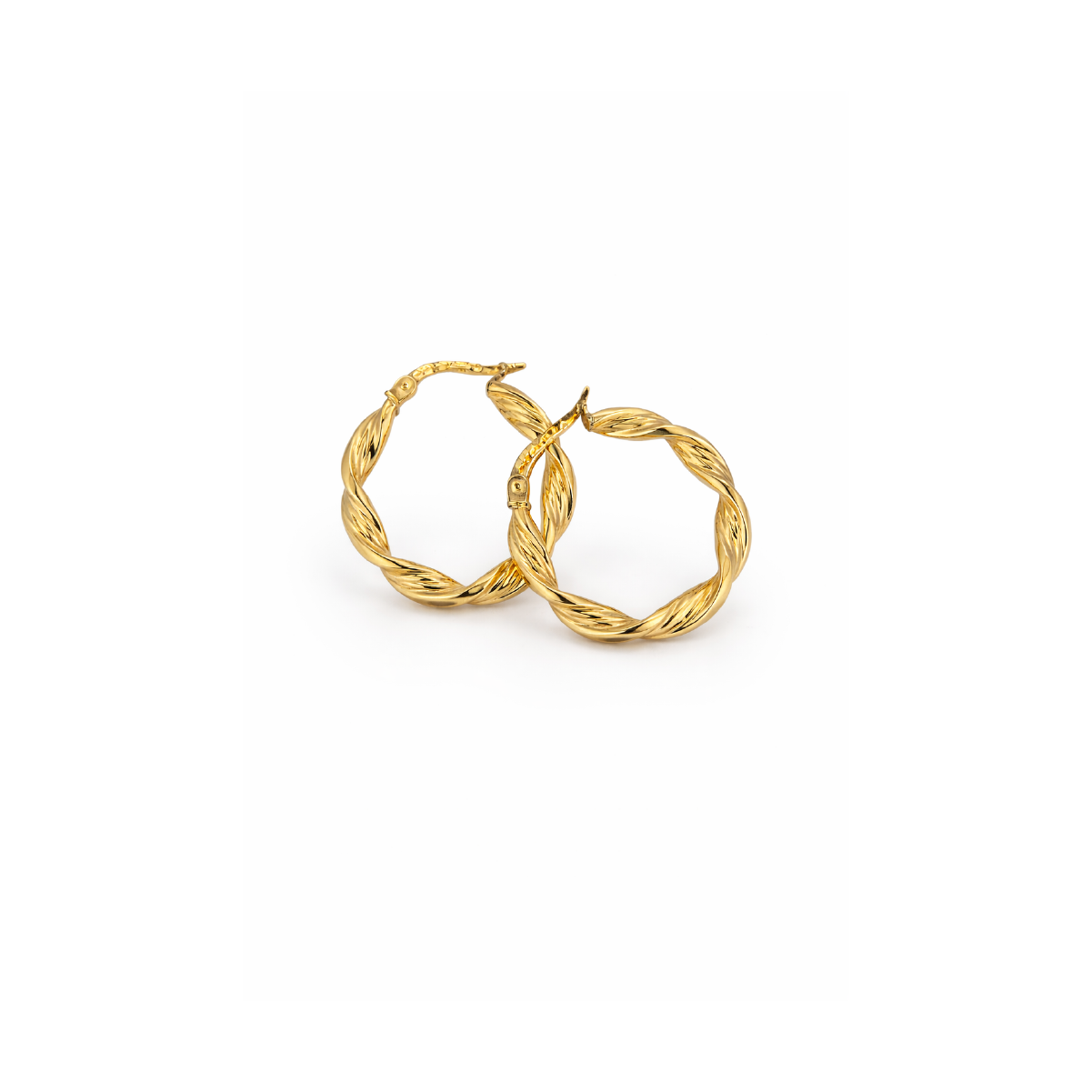 Goldene, gedrehte Creolen-Ohrringe auf weißem Hintergrund. Elegantes Accessoire, perfekt für jeden Anlass.