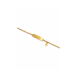 Goldenes Armband mit Gravurplatte und kleinem Blumenanhänger auf weißem Hintergrund. Ideal für personalisierte Geschenke.