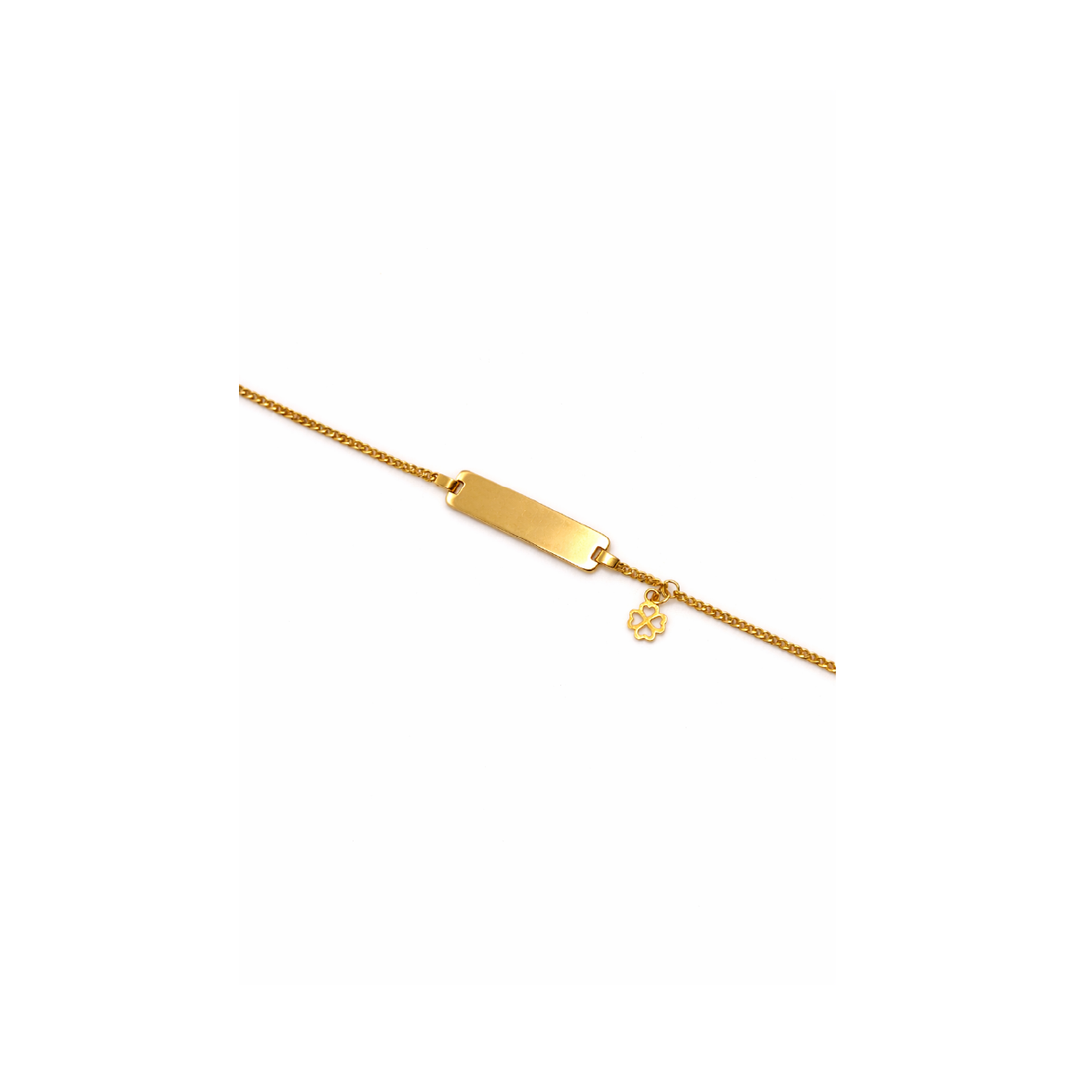 Goldenes Armband mit Gravurplatte und kleinem Blumenanhänger auf weißem Hintergrund. Ideal für personalisierte Geschenke.