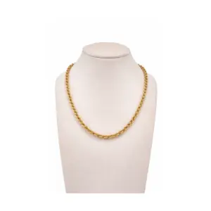 Goldene Halskette auf weißem Schmuckständer präsentiert, elegantes Design, perfekt für stilvolle Anlässe.