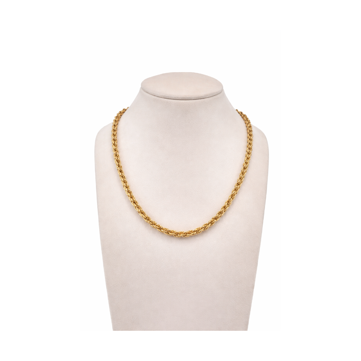 Goldene Halskette auf weißem Schmuckständer präsentiert, elegantes Design, perfekt für stilvolle Anlässe.