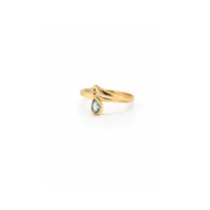 Eleganter goldener Ring mit tropfenförmigem blauem Edelstein, ideal für stilvolle Anlässe oder als Geschenkidee.