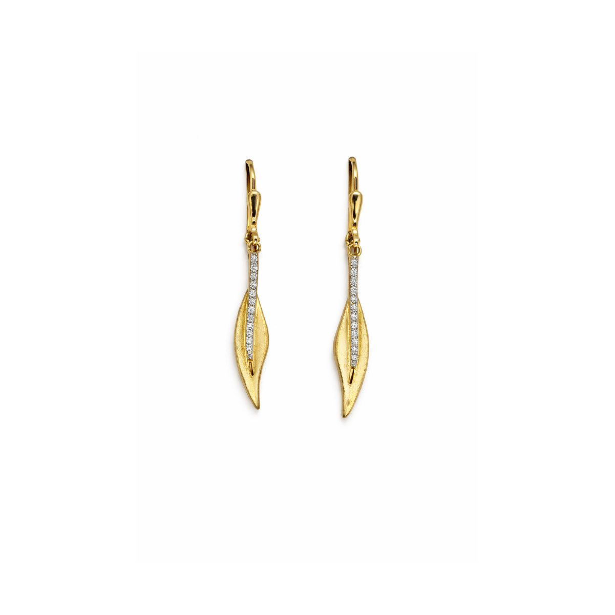 Goldohrringe mit funkelnden Diamantakzenten, elegantes Blattdesign, perfekte Ergänzung für stilvolle Outfits.