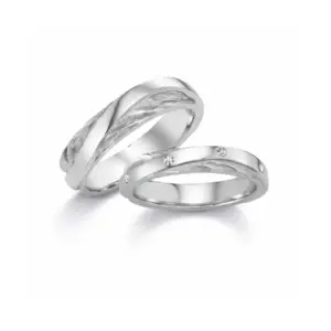 Zwei elegante Eheringe aus Silber mit Diamantakzenten auf weißem Hintergrund, symbolisch für langlebige Liebe.