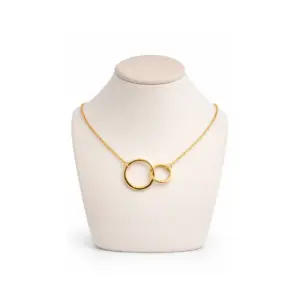 Goldkette mit zwei ineinandergreifenden Kreisen an einem Schmuckdisplay. Elegantes und modernes Design.