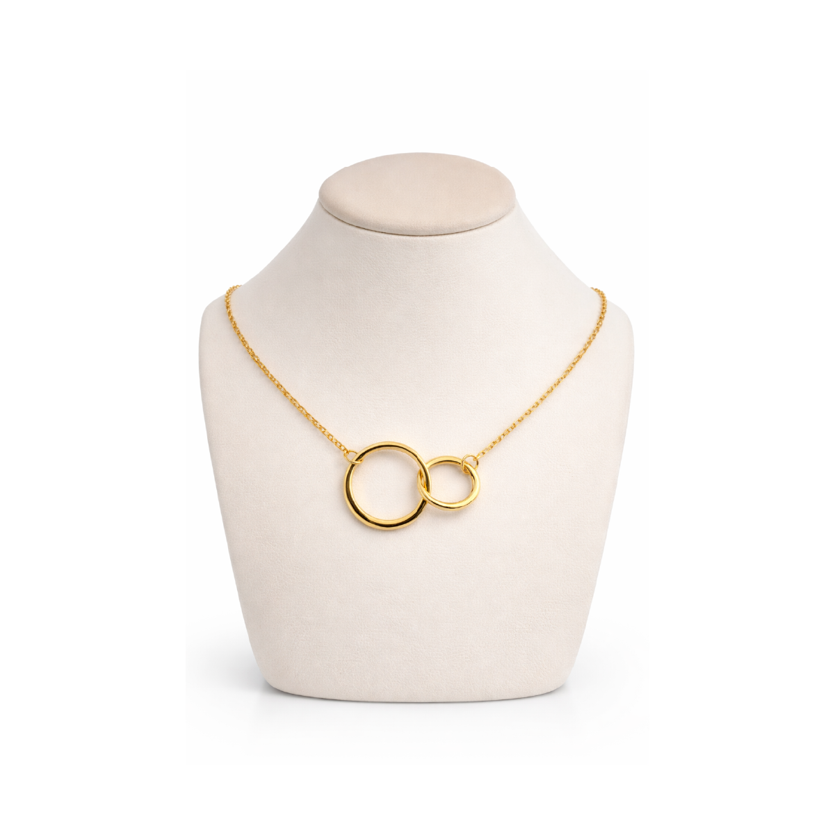 Goldkette mit zwei ineinandergreifenden Kreisen an einem Schmuckdisplay. Elegantes und modernes Design.
