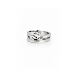 Silberner Knotenring, glänzend, minimalistisches Design, auf weißem Hintergrund. Ideal als stilvolles Schmuckstück.