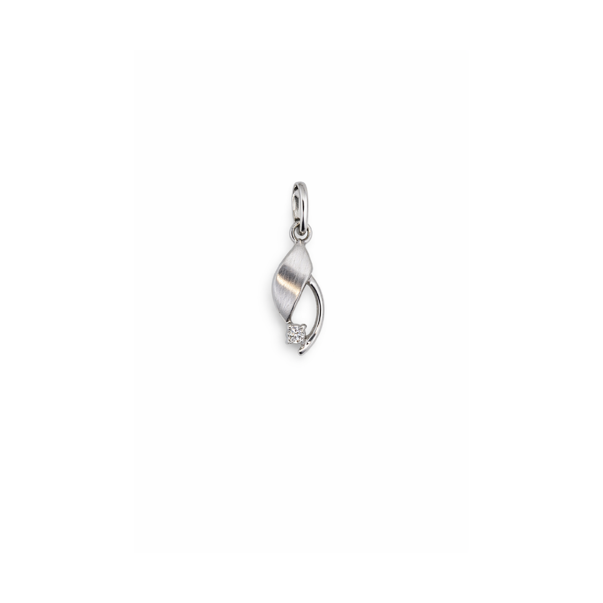 Eleganter silberner Anhänger mit funkelndem Diamant in modernem Design, ideal für stilbewusste Schmuckliebhaber.