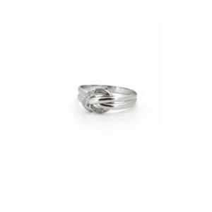 Eleganter Silberring mit Knotendesign und funkelnden Details, symbolisiert Stil und Eleganz. Perfekt für besondere Anlässe.