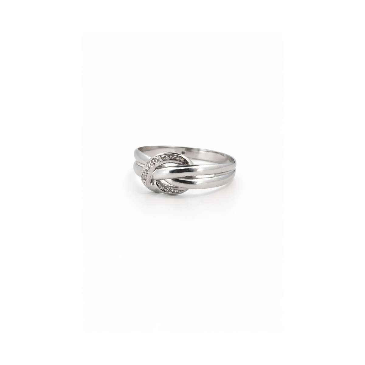 Eleganter Silberring mit Knotendesign und funkelnden Details, symbolisiert Stil und Eleganz. Perfekt für besondere Anlässe.