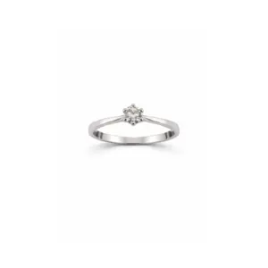 Silberner Verlobungsring mit brillantem Diamant-Solitär auf weißem Hintergrund, elegant und zeitloses Design.