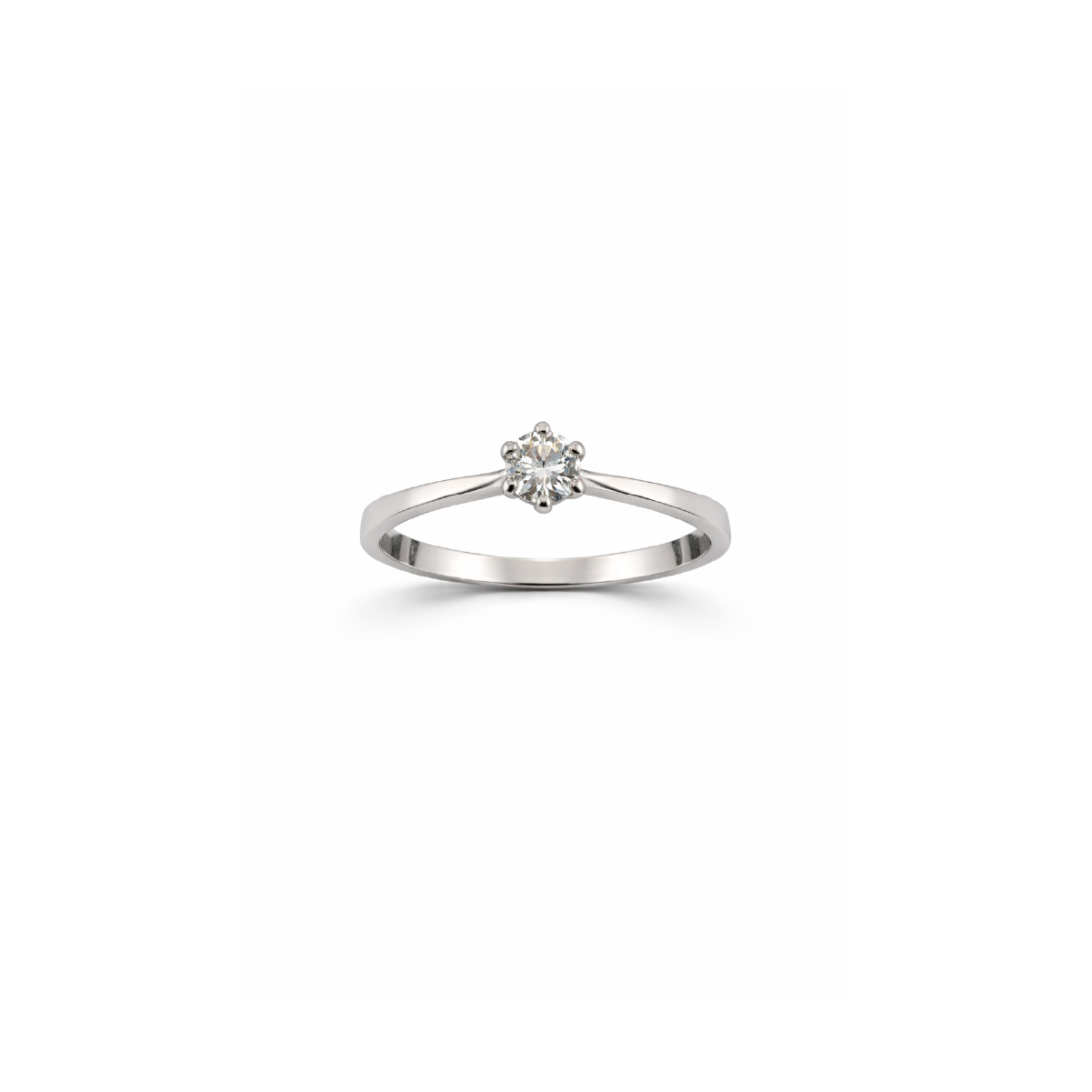 Silberner Verlobungsring mit brillantem Diamant-Solitär auf weißem Hintergrund, elegant und zeitloses Design.
