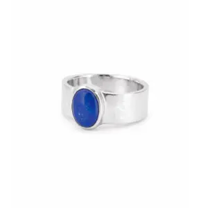 Silberner Ring mit ovalem blauen Edelstein, stilvoll und modern gestaltet auf weißem Hintergrund.