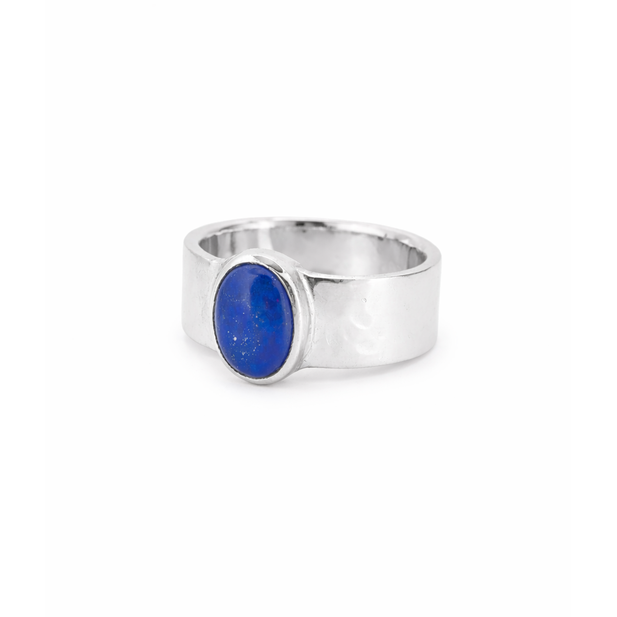 Silberner Ring mit ovalem blauen Edelstein, stilvoll und modern gestaltet auf weißem Hintergrund.