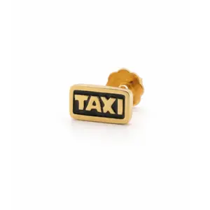 Goldene Taxi-Ohrringe mit schwarzem Schriftzug auf weißem Hintergrund. Elegantes Accessoire für Trendsetter.