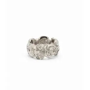 Silberner Ring mit detailreicher Rosen-Verzierung auf weißem Hintergrund, elegantes Schmuckdesign.
