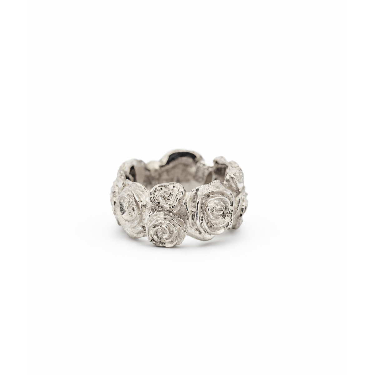 Silberner Ring mit detailreicher Rosen-Verzierung auf weißem Hintergrund, elegantes Schmuckdesign.